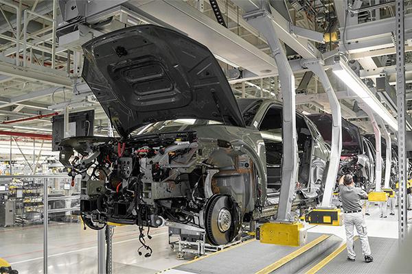 Porsche breaks new ground in Cayenne Electric production